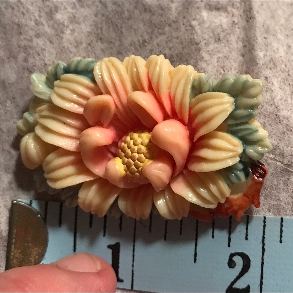 Vintage Celluloid Tropical Mum Brooch - Picture 3 of 3
